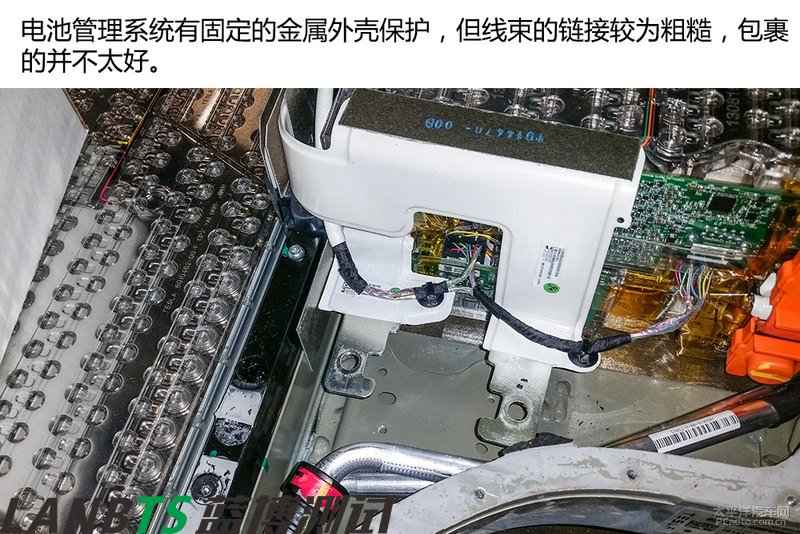 特斯拉電池板拆解：7000多節18650電池 密密麻麻